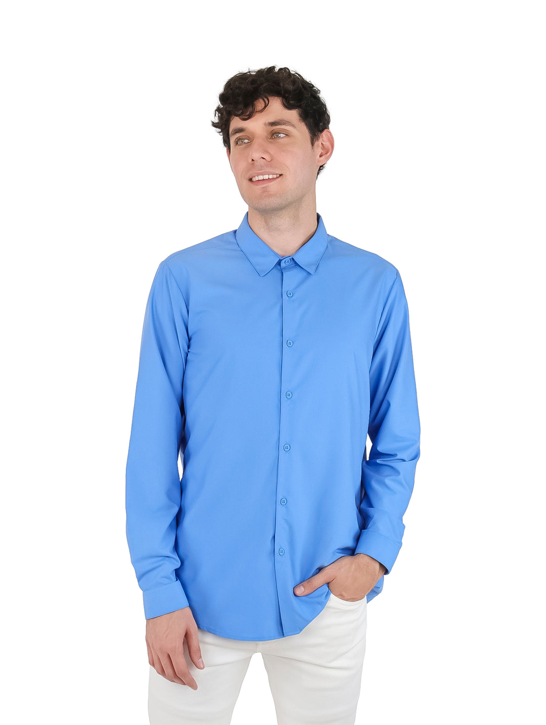 Hombre vistiendo una camisa azul de manga larga con botones y pantalones blancos sobre fondo blanco.