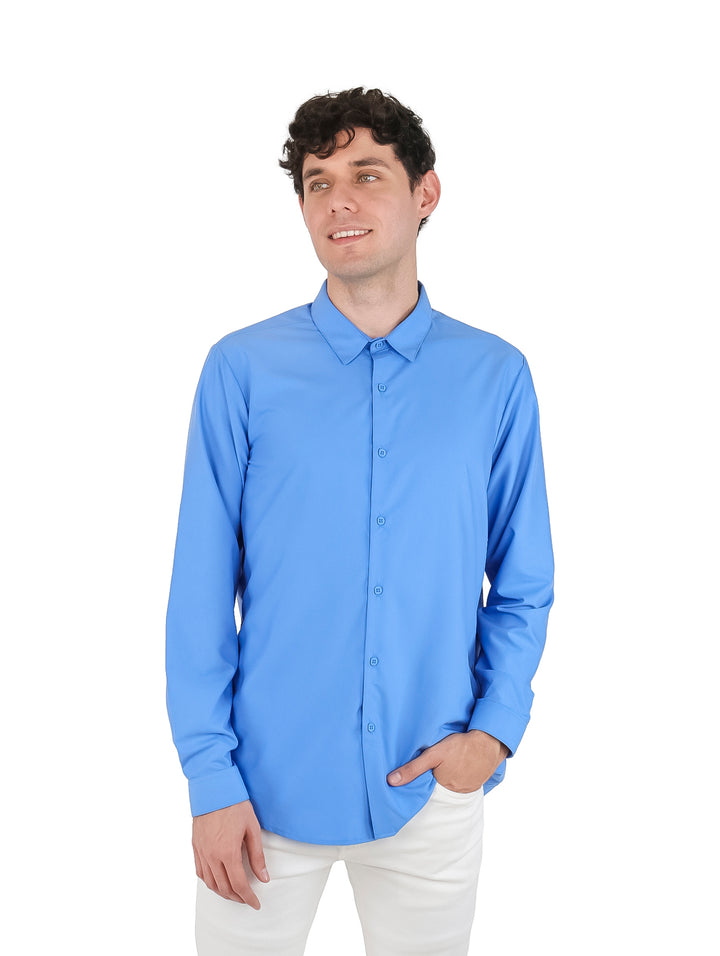 Hombre vistiendo una camisa azul de manga larga con botones y pantalones blancos sobre fondo blanco.