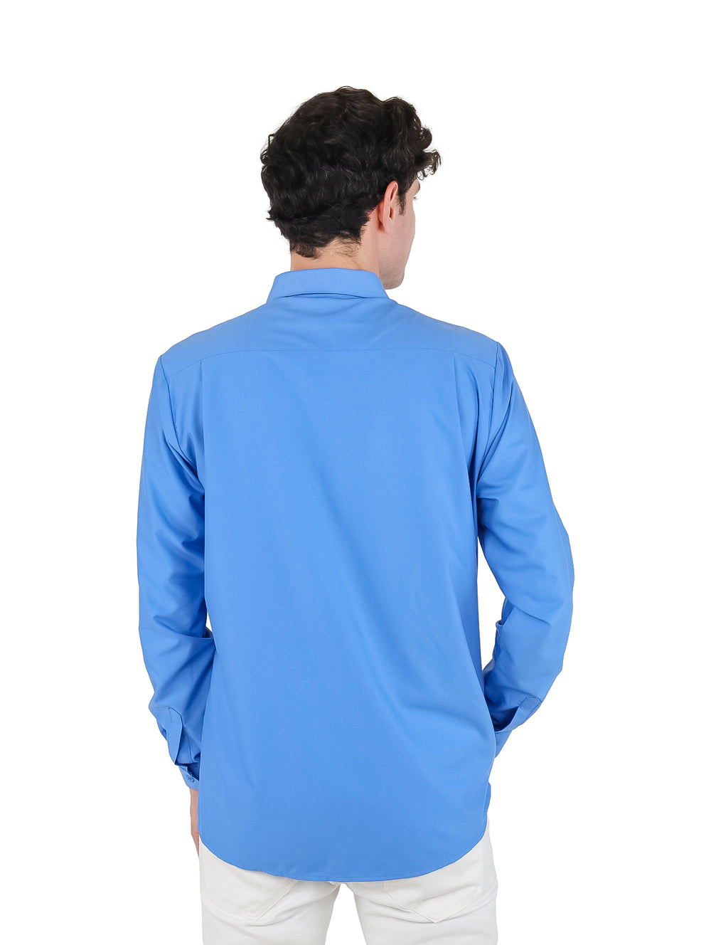 Hombre vistiendo una camisa azul de manga larga con botones y pantalones blancos sobre fondo blanco.