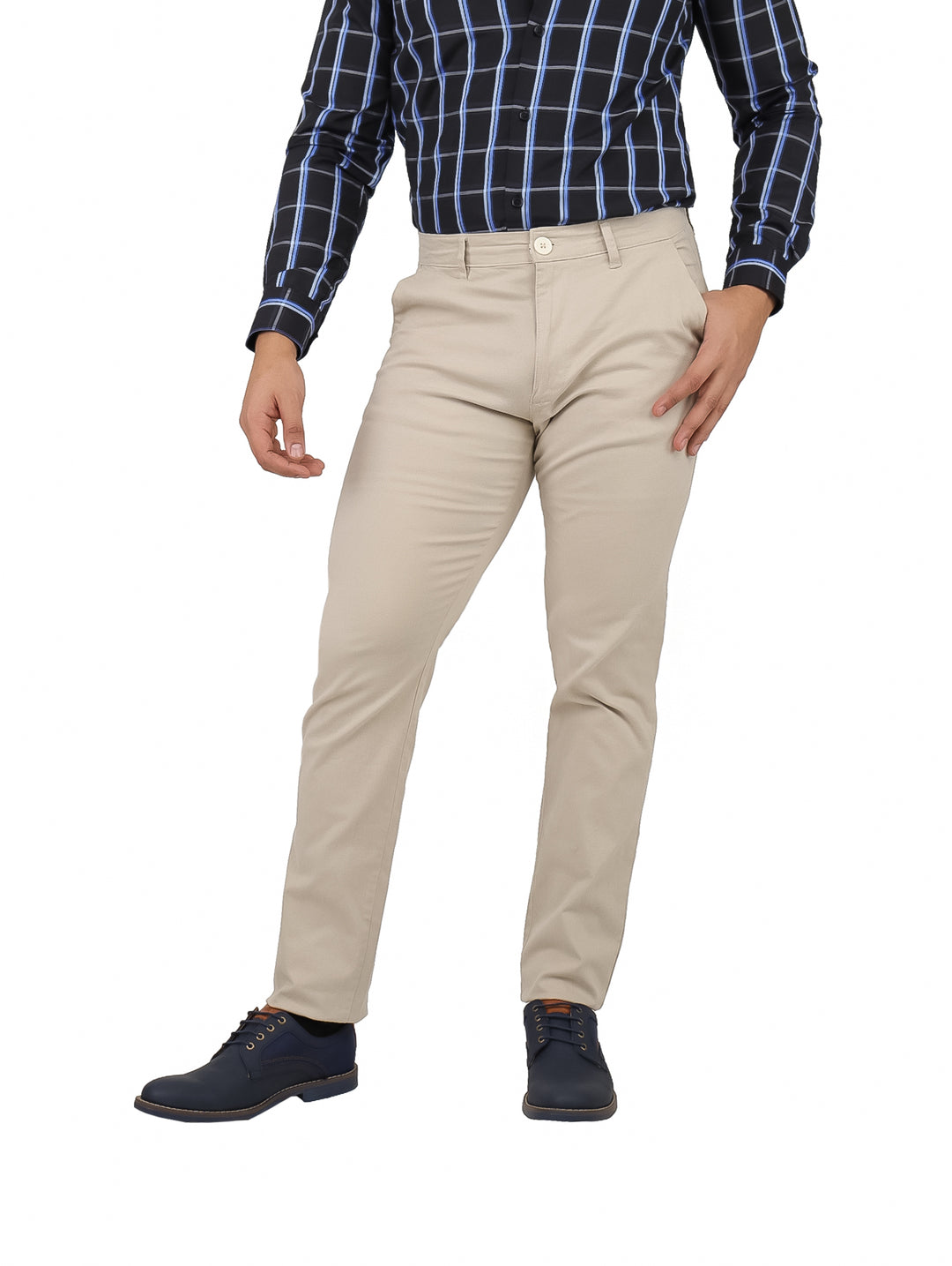 Hombre vistiendo un pantalón chino de color hueso con corte recto y zapatos azules.