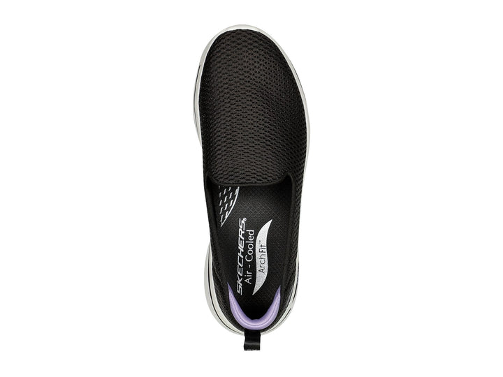 Tenis Skechers negros estilo slip-on con suela blanca y detalles en color lavanda.