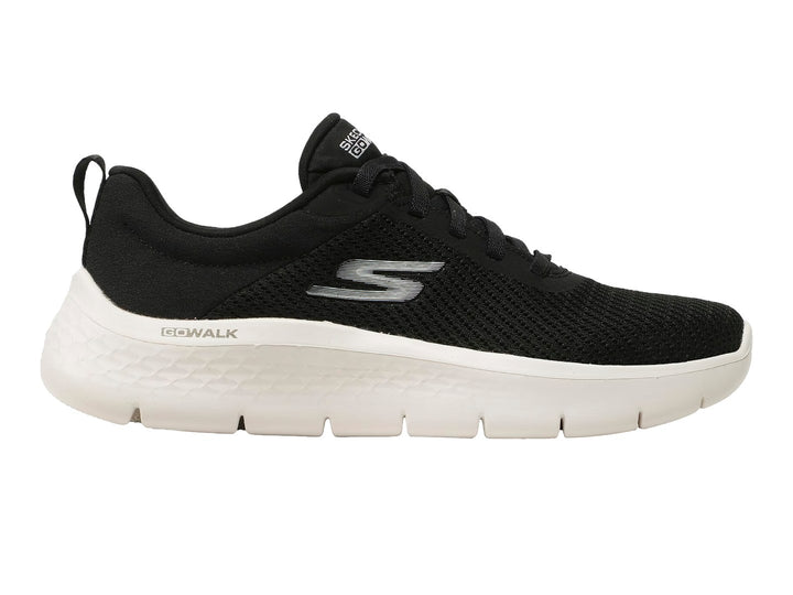 Tenis deportivos Skechers color negro con suela blanca y tejido de malla.