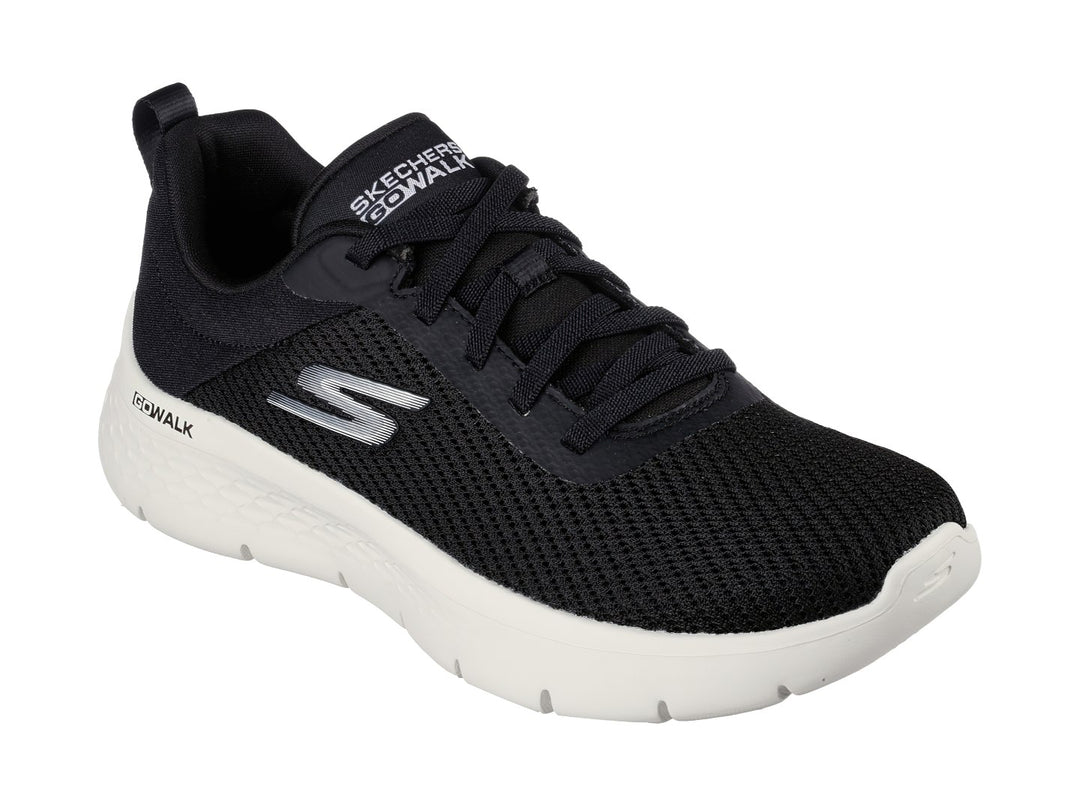 Tenis deportivos Skechers color negro con suela blanca y tejido de malla.