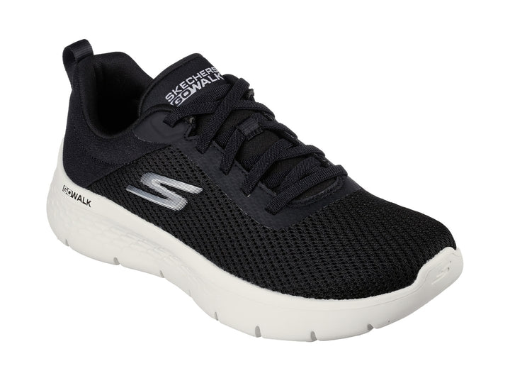 Tenis deportivos Skechers color negro con suela blanca y tejido de malla.