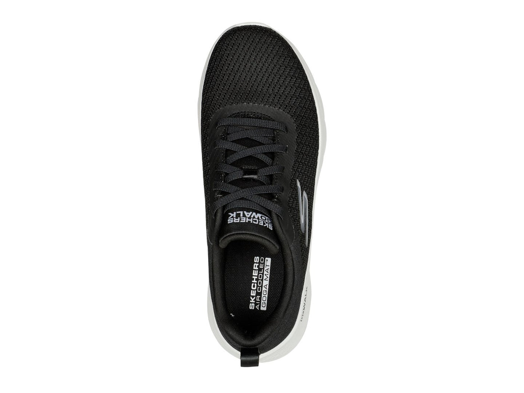 Tenis deportivos Skechers color negro con suela blanca y tejido de malla.