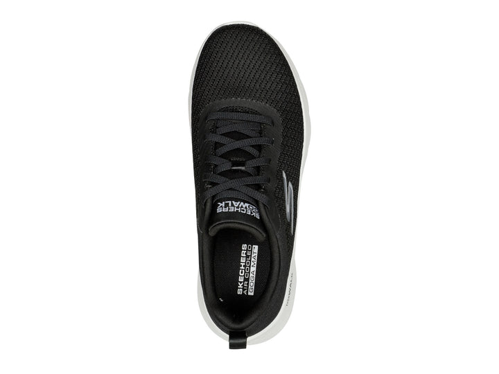 Tenis deportivos Skechers color negro con suela blanca y tejido de malla.
