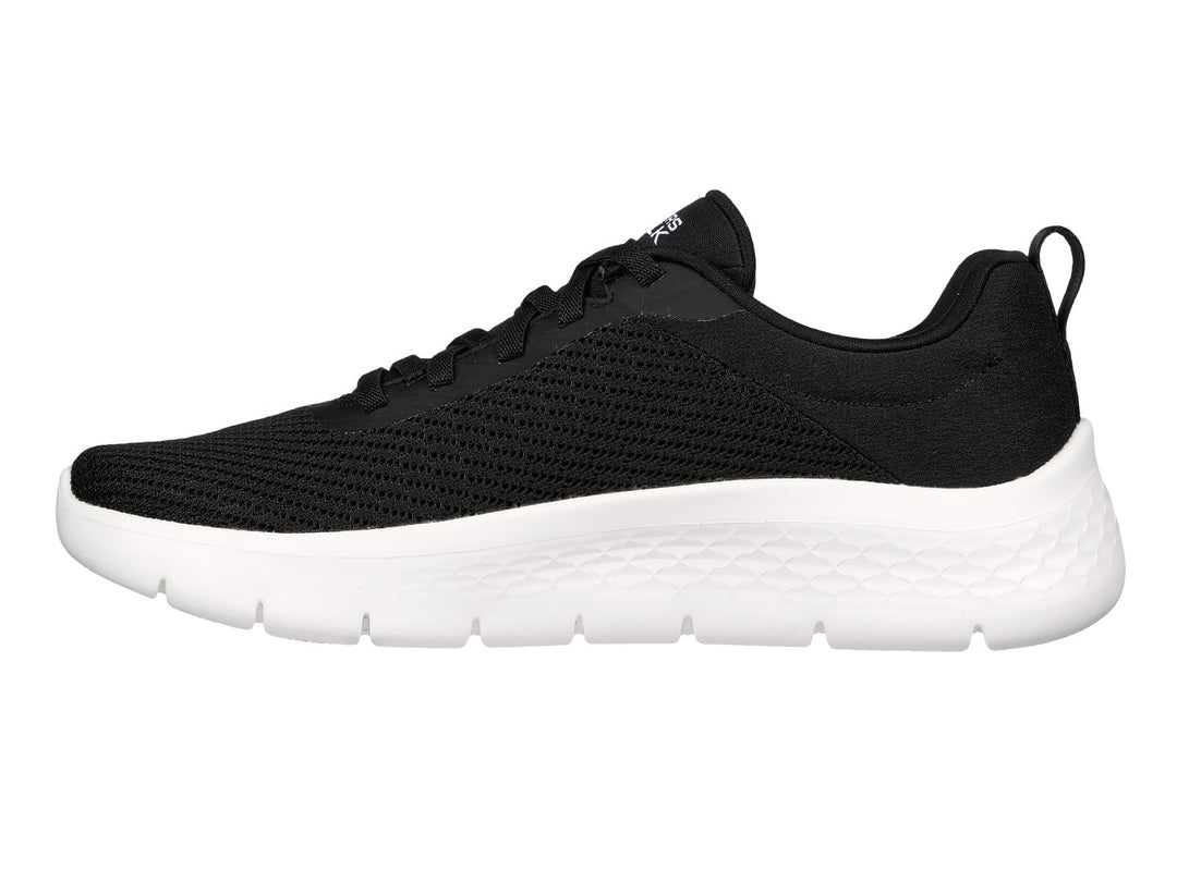 Tenis deportivos Skechers color negro con suela blanca y tejido de malla.