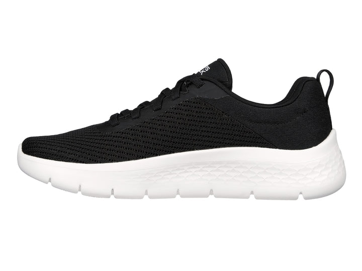Tenis deportivos Skechers color negro con suela blanca y tejido de malla.