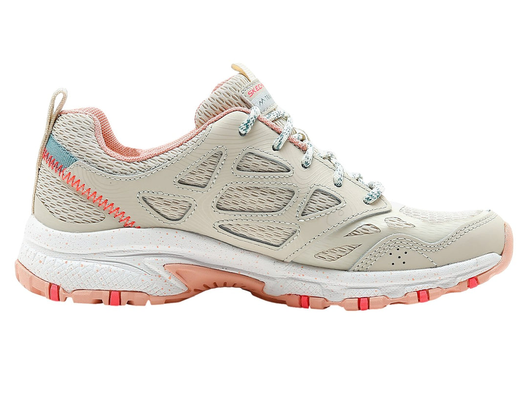Zapato deportivo SKECHERS color beige con detalles en rosa y azul para actividades al aire libre.