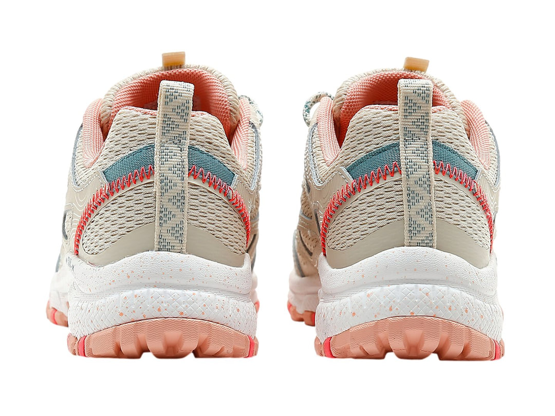 Zapato deportivo SKECHERS color beige con detalles en rosa y azul para actividades al aire libre.
