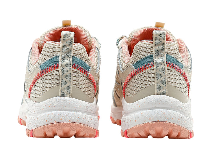 Zapato deportivo SKECHERS color beige con detalles en rosa y azul para actividades al aire libre.
