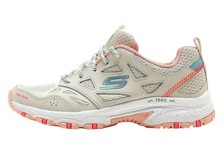 Zapato deportivo SKECHERS color beige con detalles en rosa y azul para actividades al aire libre.