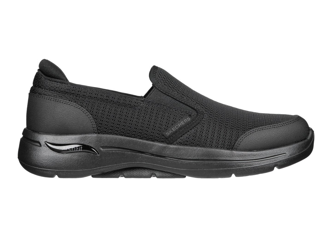 Zapato deportivo Skechers color negro, estilo slip-on con malla transpirable y suela cómoda.