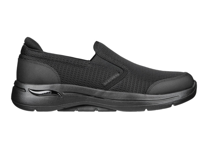 Zapato deportivo Skechers color negro, estilo slip-on con malla transpirable y suela cómoda.