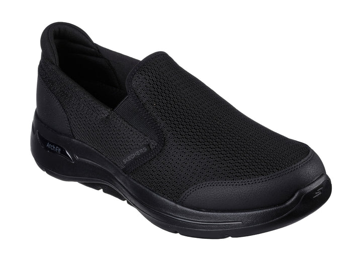 Zapato deportivo Skechers color negro, estilo slip-on con malla transpirable y suela cómoda.