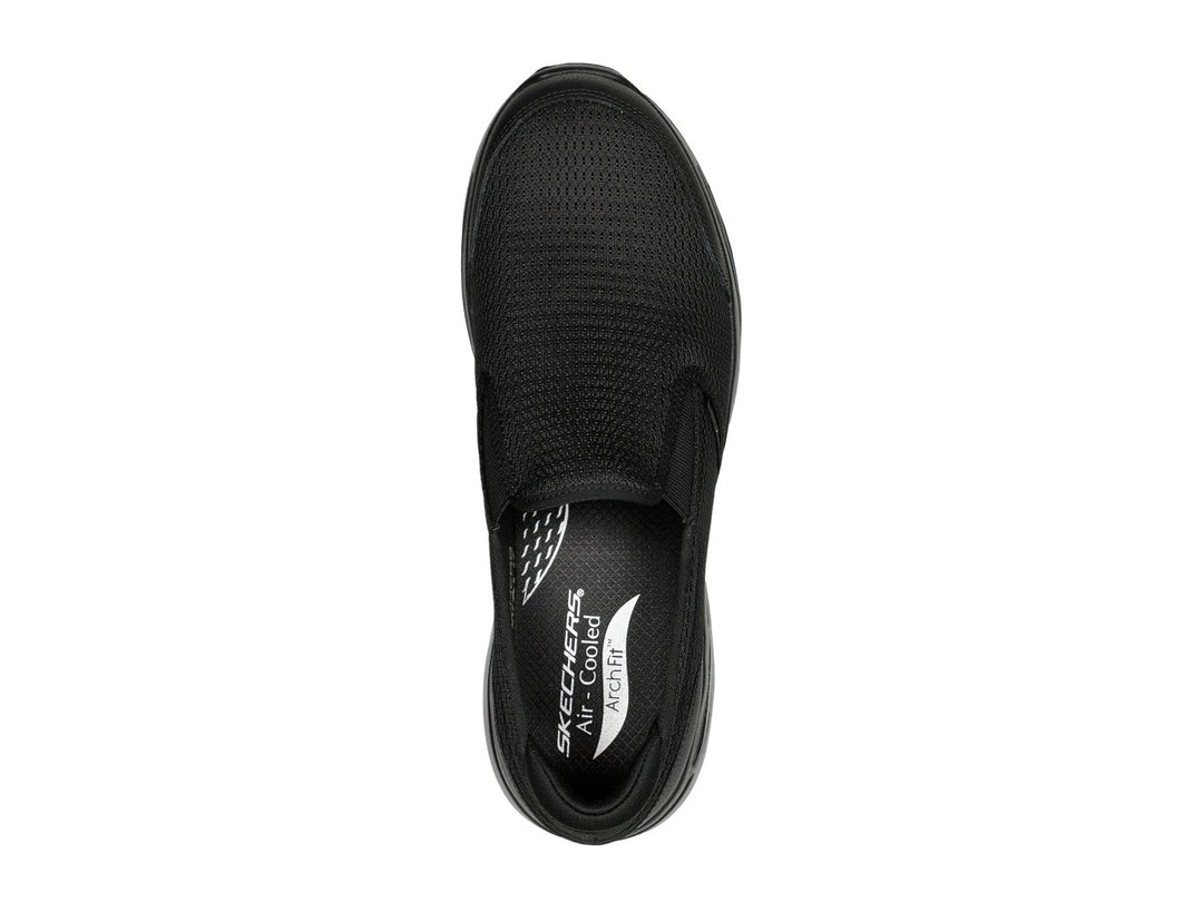 Zapato deportivo Skechers color negro, estilo slip-on con malla transpirable y suela cómoda.