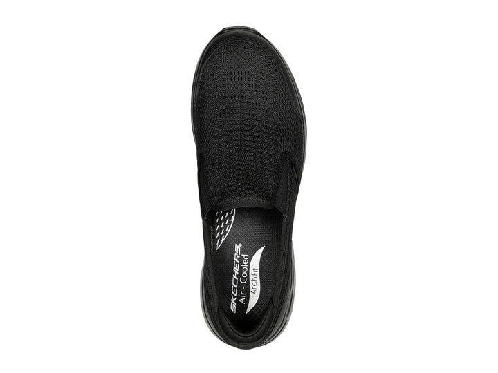 Zapato deportivo Skechers color negro, estilo slip-on con malla transpirable y suela cómoda.