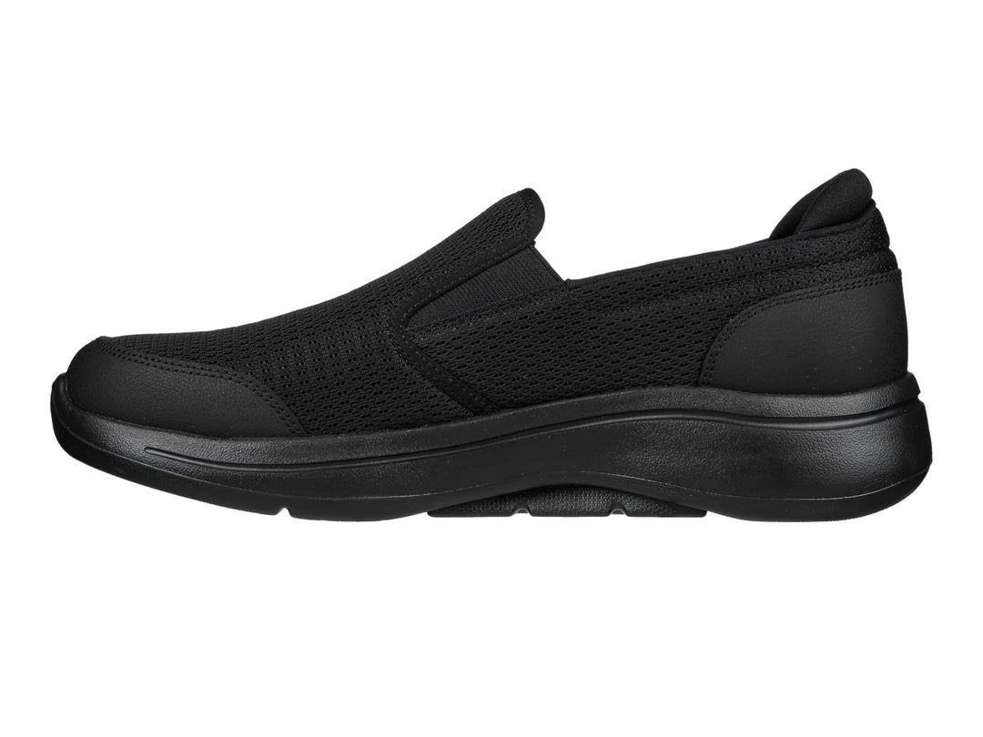 Zapato deportivo Skechers color negro, estilo slip-on con malla transpirable y suela cómoda.