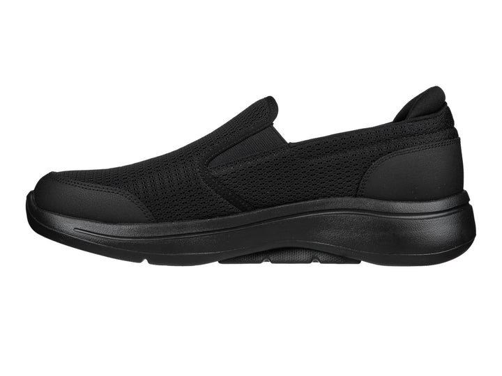 Zapato deportivo Skechers color negro, estilo slip-on con malla transpirable y suela cómoda.