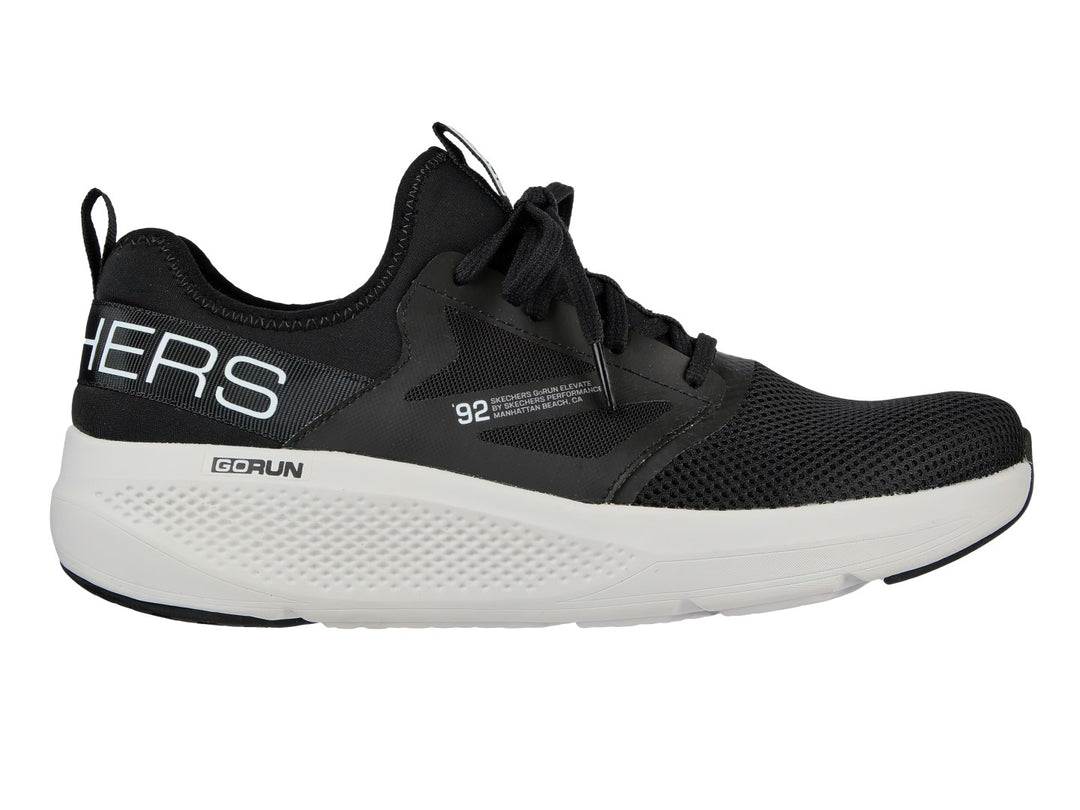 Tenis deportivos Skechers Go Run Elevate en color negro con suela blanca y detalles en blanco.