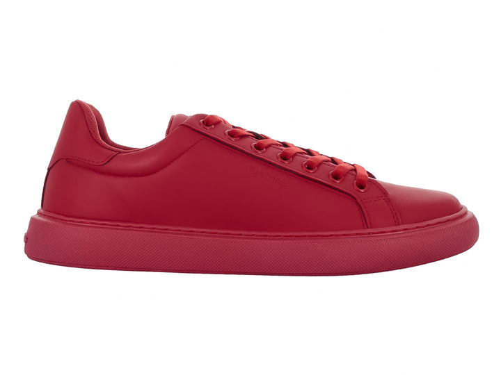 Tenis casuales de color rojo intenso con suela y cordones a juego, diseño liso y moderno.