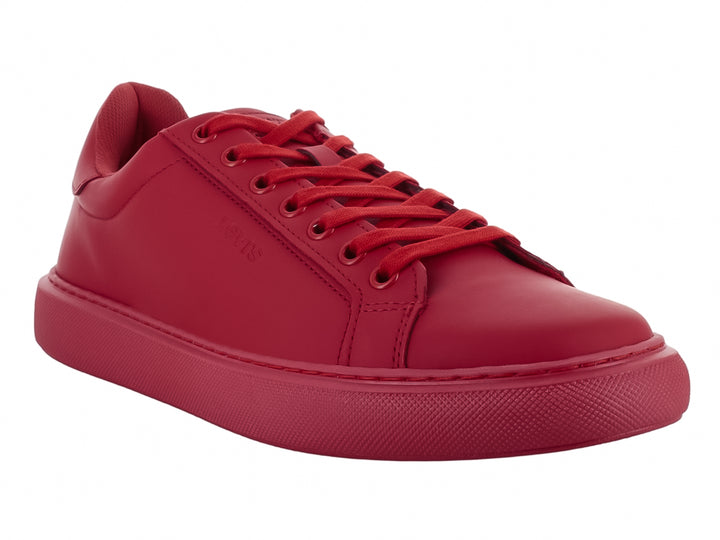 Tenis casuales de color rojo intenso con suela y cordones a juego, diseño liso y moderno.