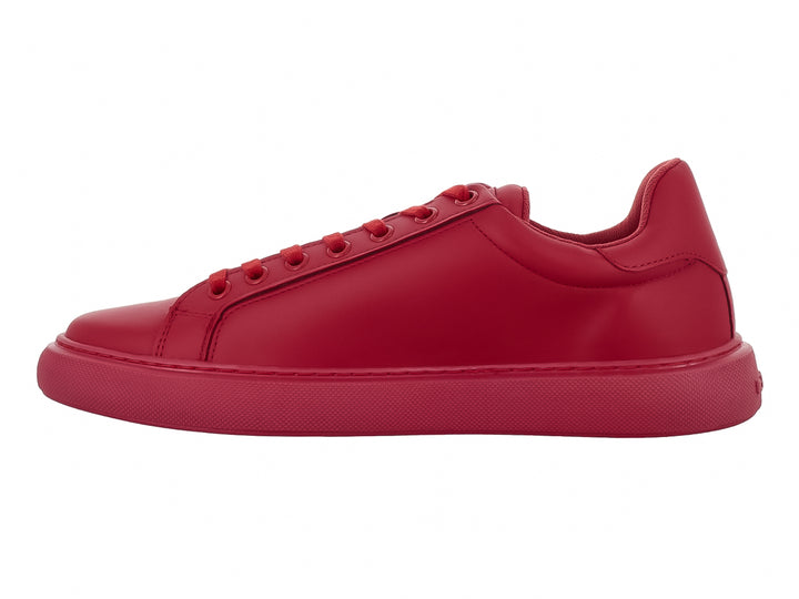 Tenis casuales de color rojo intenso con suela y cordones a juego, diseño liso y moderno.