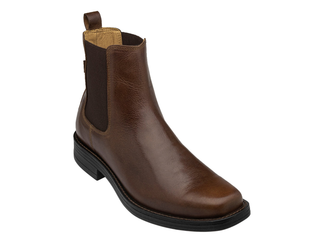 Botas estilo Chelsea color marrón medio con paneles elásticos laterales y suela negra.