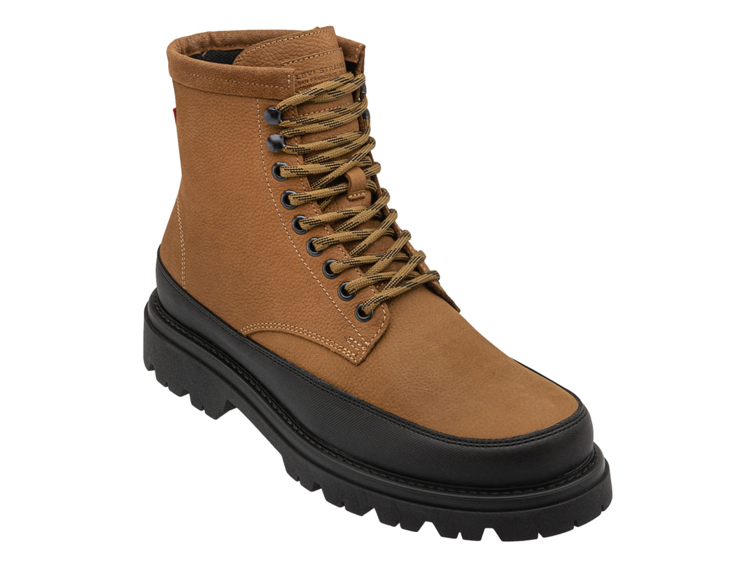 Bota casual color marrón con suela gruesa negra y cordones.