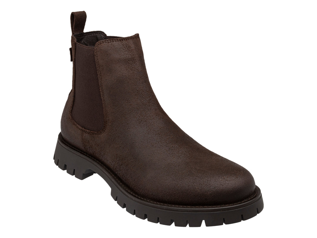 Bota casual slip-on color café con suela gruesa y acabado mate.