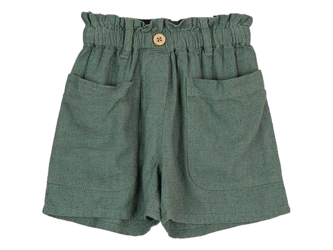 Shorts infantiles color verde liquen con cintura elástica, botón frontal y dos bolsillos delanteros.