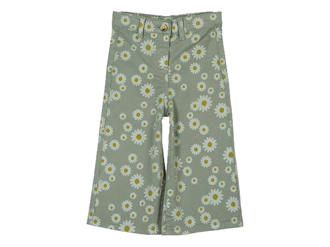 Pantalón infantil color verde líquen con estampado de margaritas blancas y amarillas.