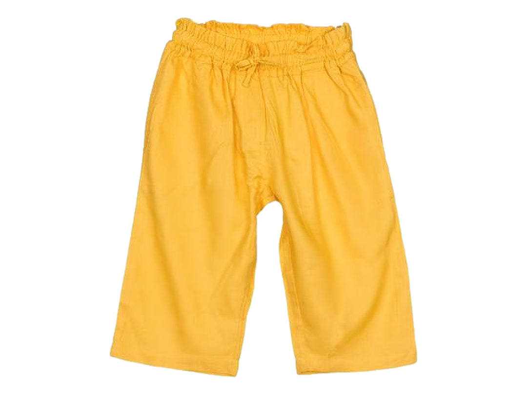 Pantalón color mostaza para niños con cintura elástica y cordón ajustable.