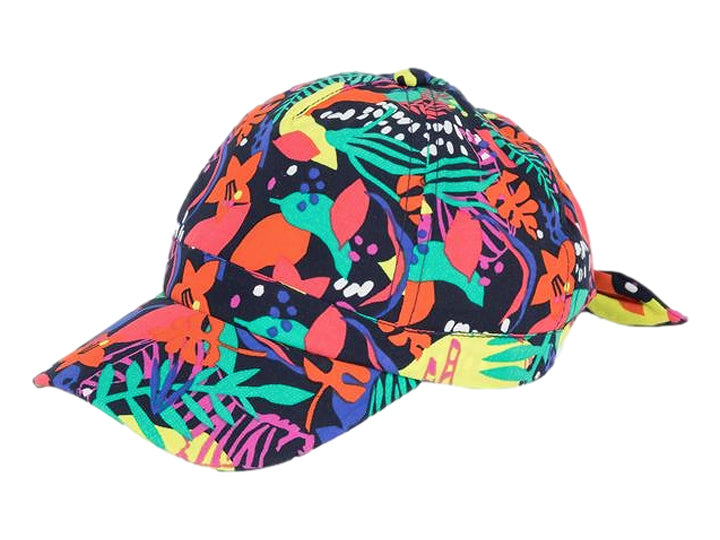 Gorra infantil multicolor con estampado de hojas y formas abstractas sobre fondo marino.