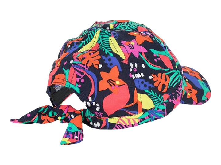 Gorra infantil multicolor con estampado de hojas y formas abstractas sobre fondo marino.