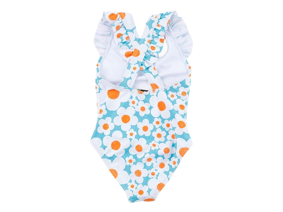 Traje de baño enterizo azul para niña con estampado de flores blancas y naranjas y volantes en los hombros.