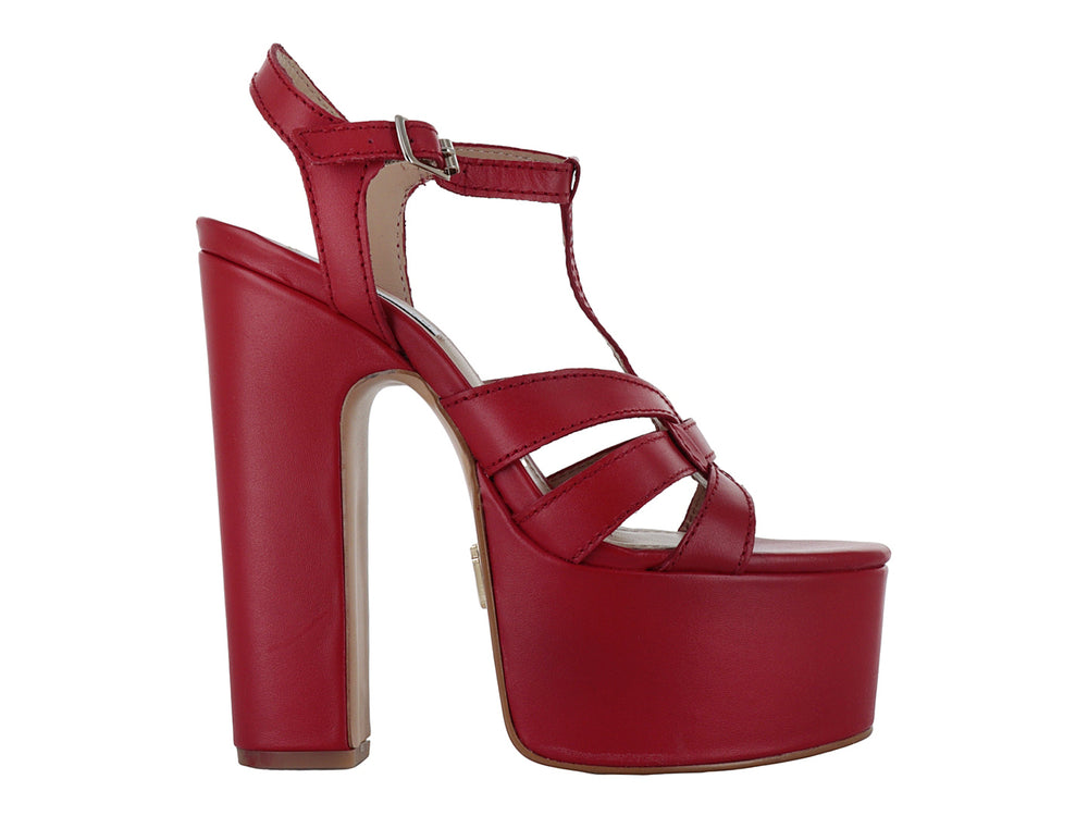 Sandalia roja de Steve Madden con plataforma alta, tacón grueso y tiras entrelazadas en la parte frontal.