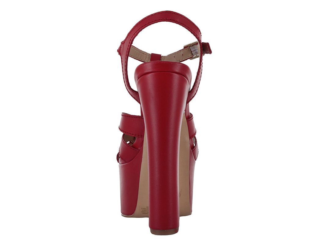 Sandalia roja de Steve Madden con plataforma alta, tacón grueso y tiras entrelazadas en la parte frontal.