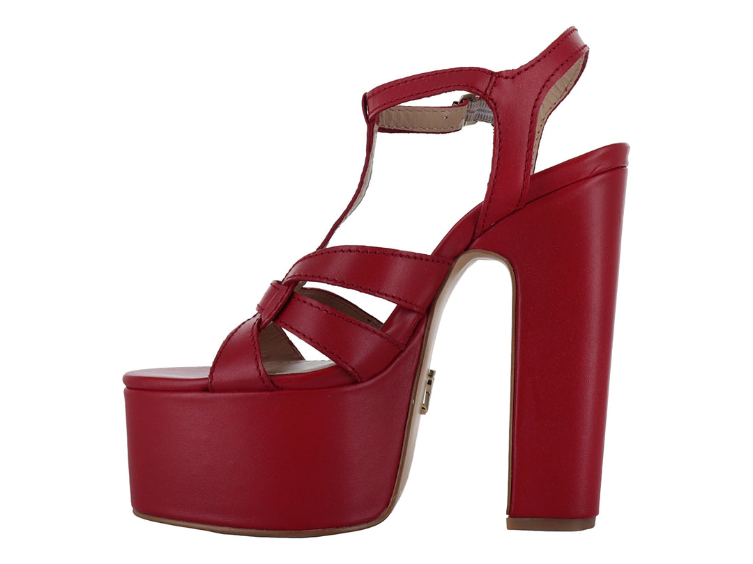 Sandalia roja de Steve Madden con plataforma alta, tacón grueso y tiras entrelazadas en la parte frontal.