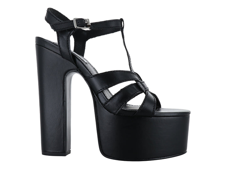 Sandalia negra de plataforma alta y tacón grueso con correas cruzadas y cierre de hebilla, marca Steve Madden.