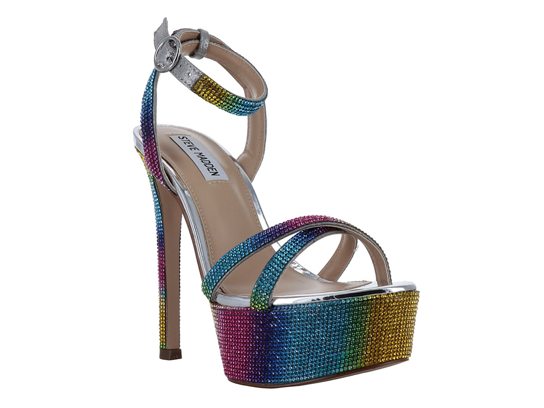 Sandalia Steve Madden con plataforma y tacón alto decorados con cristales multicolores en degradado arcoíris.