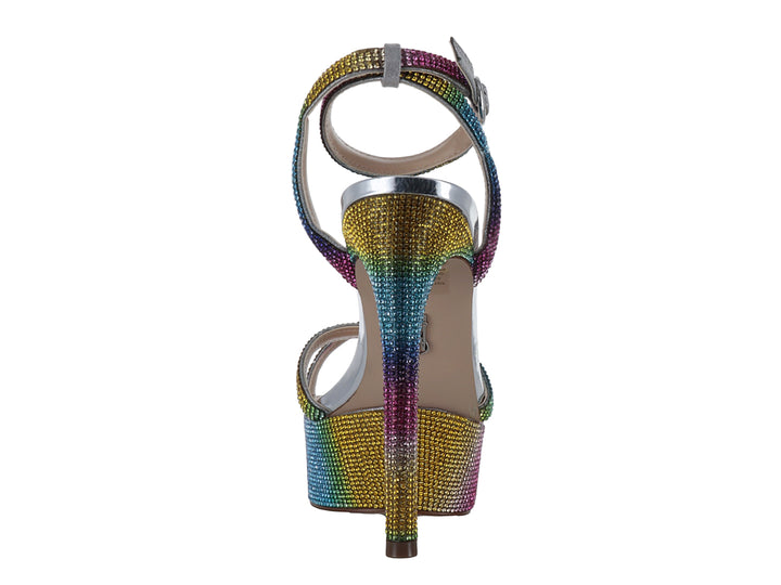 Sandalia Steve Madden con plataforma y tacón alto decorados con cristales multicolores en degradado arcoíris.
