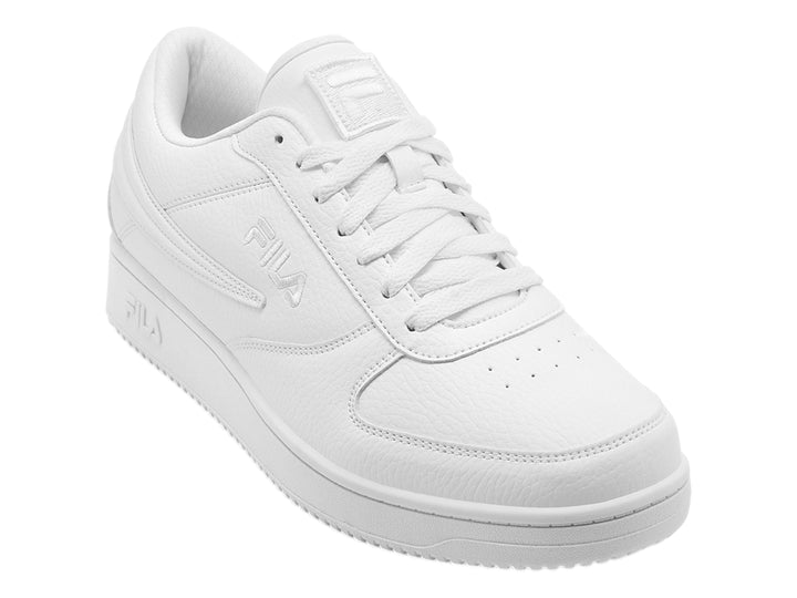 Tenis FILA A-LOW de color blanco, corte bajo, con cordones y suela blanca.