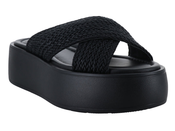 Sandalia de plataforma color negro con tiras tejidas cruzadas y suela gruesa mate.