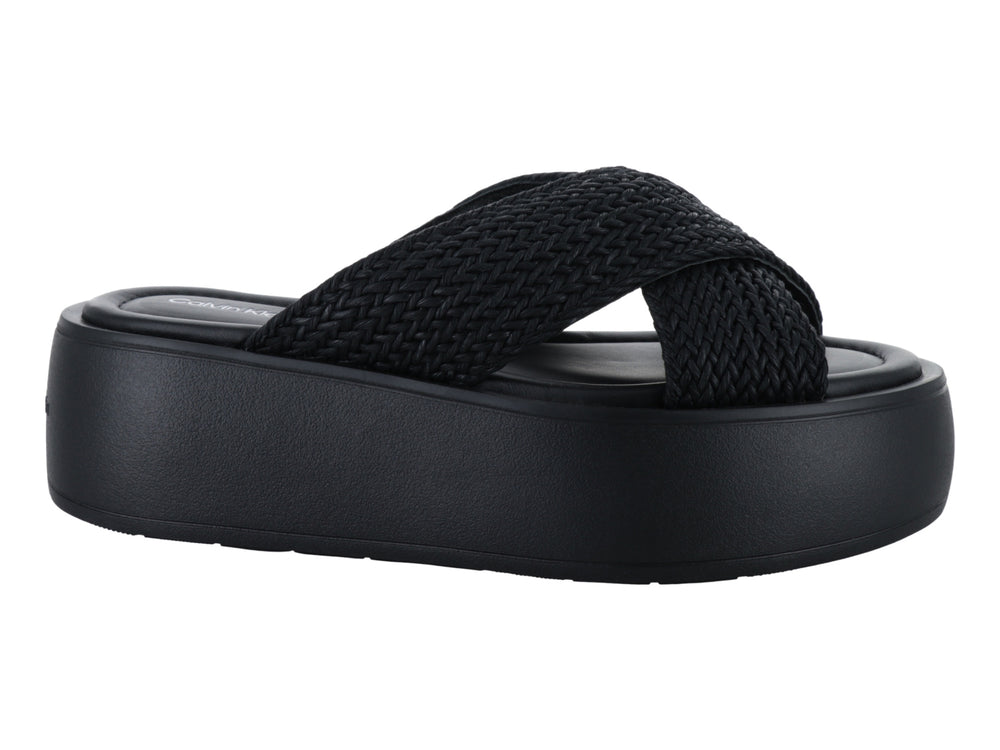 Sandalia de plataforma color negro con tiras tejidas cruzadas y suela gruesa mate.