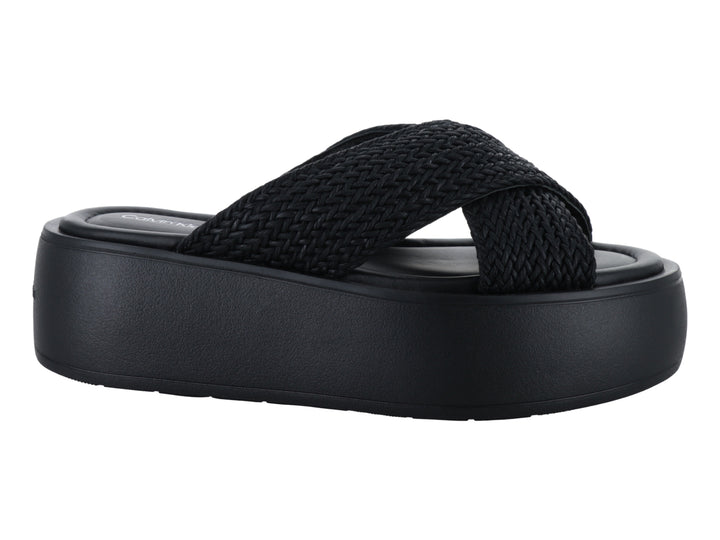 Sandalia de plataforma color negro con tiras tejidas cruzadas y suela gruesa mate.