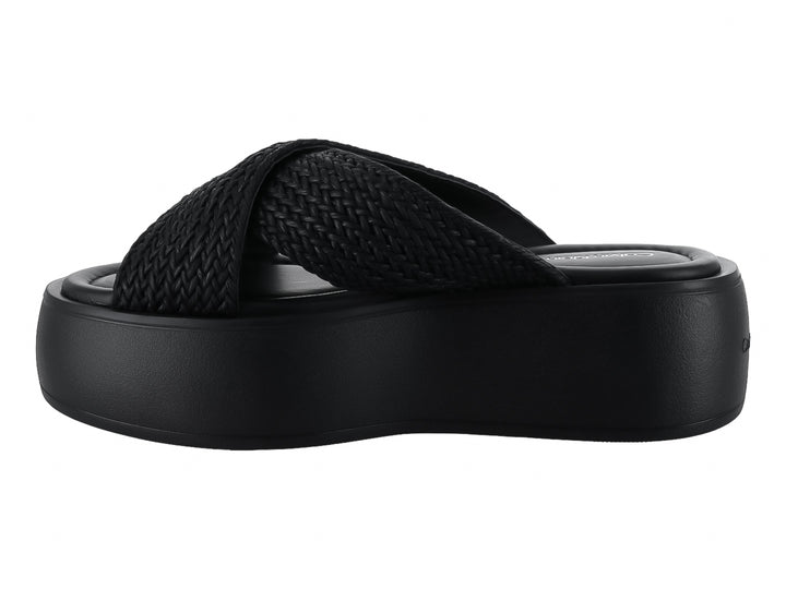 Sandalia de plataforma color negro con tiras tejidas cruzadas y suela gruesa mate.
