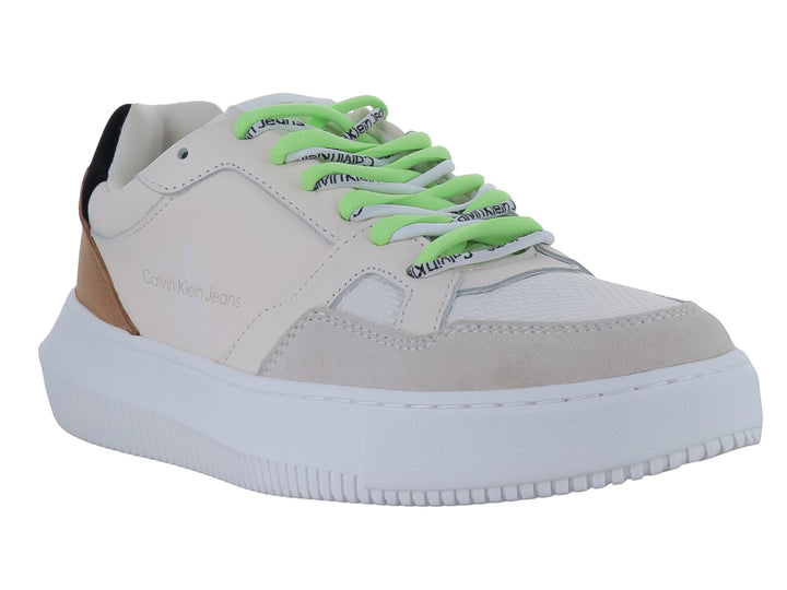 Tenis blancos de plataforma Calvin Klein con cordones verde neón y detalles en beige.