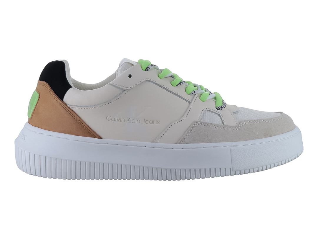 Tenis blancos de plataforma Calvin Klein con cordones verde neón y detalles en beige.
