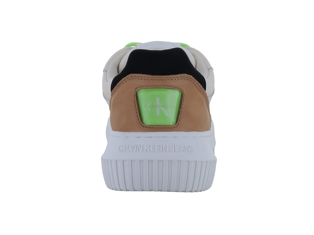 Tenis blancos de plataforma Calvin Klein con cordones verde neón y detalles en beige.